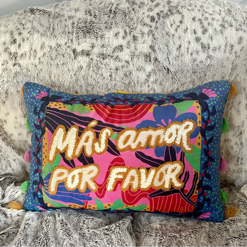 Colorful 'Más Amor Por Favor' Pillow